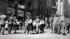 Magyarország, Budapest V., Vörösmarty tér, Haas-palota, mögötte a Vigadó utca torkolata., 1950, Marics Zoltán, tánc, Rákosi Mátyás-ábrázolás, Budapest, Fortepan #131396