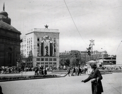 Magyarország, Budapest V.,Budapest VI., Deák Ferenc tér a Király (Majakovszkij) utca felől az Erzsébet (Sztálin) tér felé nézve, 1950, Marics Zoltán, Budapest, vörös csillag, utcakép, politikai dekoráció, tér, Fortepan #131397