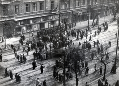 Magyarország, Budapest VIII., a József körút páros oldala a József utca és a Baross utca között., 1956, Marics Zoltán, tömeg, forradalom, T-34 tank, Budapest, Fortepan #131407