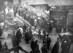 Magyarország, Budapest VIII., Práter utca a József körút felé nézve, előtérben a Futó utcai kereszteződés., 1956, Marics Zoltán, forradalom, járműroncs, Budapest, bámészkodás, Fortepan #131409