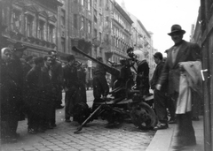 Magyarország, Budapest VIII., Népszínház utca, a felvétel a 19-es számú ház előtt készült. 39M. 37 mm-es légvédelmi gépágyú, háttérben balra a 14-es és a 16-os számú ház., 1956, Marics Zoltán, forradalom, Budapest, járműroncs, Fortepan #131410