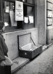 Magyarország, Budapest V., Kossuth Lajos utca, a Károly (Tanács) körút sarkán lévő Gyógyszertár ablaka előtt. Pénzgyűjtés az utcán, az őrizetlen ládát a Magyar Írók Szövetsége helyezte ki., 1956, Marics Zoltán, forradalom, adománygyűjtés, Budapest, plakát, Fortepan #131415