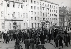 Magyarország, Budapest VIII., II. János Pál pápa (Köztársaság) tér 26. MDP Budapesti Pártbizottságának székháza., 1956, Marics Zoltán, forradalom, Budapest, tömeg, Fortepan #131417