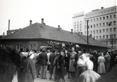 Magyarország, Budapest V., Bécsi utca - Deák Ferenc utca kereszteződés. a metróépítés üzemi épülete mögött a Budapesti Rendőr-főkapitányság látszik., 1956, Marics Zoltán, forradalom, Budapest, Fortepan #131419