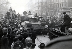 Magyarország, Budapest VIII., harckocsik a József körúton a József utca és a Baross utca közötti szakaszon., 1956, Marics Zoltán, forradalom, harckocsi, T-34 tank, Budapest, Fortepan #131420