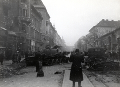 Magyarország, Budapest VIII.,Budapest IX., Üllői út a Berzenczey utcától a Nagykörút felé nézve., 1956, Marics Zoltán, forradalom, T-54 tank, Budapest, járműroncs, Fortepan #131424