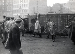 Magyarország, Budapest VIII.,Budapest V., Kálvin tér az Üllői út felől a Kecskeméti utca irányába nézve., 1956, Marics Zoltán, forradalom, Budapest, járműroncs, Fortepan #131425