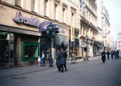 Magyarország, Budapest V., Váci utca a 9. számú háztól a Vörösmarty tér felé nézve., 1989, Marics Zoltán, színes, rendőr, sétálóutca, Budapest, Fortepan #131442