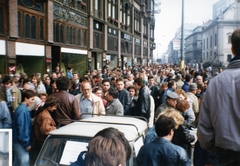 Magyarország, Budapest V., Ferenciek tere (Felszabadulás tér), szemben a Kossuth Lajos utca. A március 15-i megemlékezés és békés tüntetés résztvevői., 1989, Marics Zoltán, színes, tüntetés, Budapest, rendszerváltás, Fortepan #131444