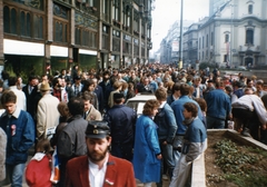 Magyarország, Budapest V., Ferenciek tere (Felszabadulás tér), szemben a Kossuth Lajos utca. A március 15-i megemlékezés és békés tüntetés résztvevői., 1989, Marics Zoltán, színes, tüntetés, Budapest, rendszerváltás, Fortepan #131445