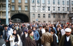 Magyarország, Budapest V., Március 15. tér, szemben a Piarista köz. A március 15-i megemlékezés és békés tüntetés résztvevői., 1989, Marics Zoltán, színes, tüntetés, Budapest, rendszerváltás, Fortepan #131448