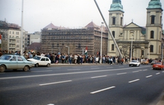 Magyarország, Budapest V., az Erzsébet híd pesti hídfője. Háttérben a Március 15. tér, jobbra a Belvárosi templom. A március 15-i megemlékezés és békés tüntetés résztvevői., 1989, Marics Zoltán, színes, tüntetés, Budapest, rendszerváltás, Fortepan #131452