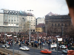 Magyarország, Budapest V., Március 15. tér az Erzsébet híd pesti hídfőjéről nézve. Március 15-i megemlékezés és békés tüntetés., 1989, Marics Zoltán, színes, tüntetés, Budapest, rendszerváltás, Fortepan #131453