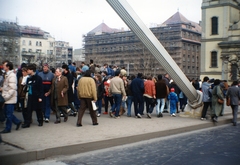 Magyarország, Budapest V., az Erzsébet híd pesti hídfője. Háttérben a Március 15. tér, jobbra a Belvárosi templom. A március 15-i megemlékezés és békés tüntetés résztvevői., 1989, Marics Zoltán, színes, tüntetés, Budapest, rendszerváltás, Fortepan #131455