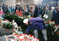 Magyarország, Budapest V., Petőfi tér, háttérben a Március 15. tér, jobbra a Belvárosi templom. A március 15-i megemlékezés és békés tüntetés résztvevői virágot helyeznek a Petőfi szobor talapzatára., 1989, Marics Zoltán, színes, tüntetés, Budapest, rendszerváltás, Fortepan #131456