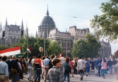 Magyarország, Budapest V., Kossuth Lajos tér a Földművelésügyi Minisztérium épülete előtt. A március 15-i megemlékezés és békés tüntetés résztvevői vonulnak a Parlament elé., 1989, Marics Zoltán, színes, tüntetés, Budapest, rendszerváltás, Fortepan #131459