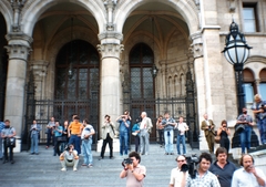 Magyarország, Budapest V., Kossuth Lajos tér, a Parlament főbejárata előtti lépcsőn a március 15-i megemlékezés és békés tüntetés résztvevőit fényképezők., 1989, Marics Zoltán, színes, fotózás, tüntetés, Budapest, fotóriporter, rendszerváltás, Fortepan #131460