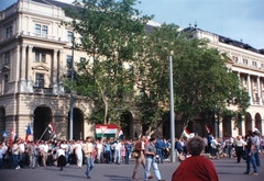 Magyarország, Budapest V., Kossuth Lajos tér, a Földművelésügyi Minisztérium épülete az Alkotmány utca torkolatánál. A március 15-i megemlékezés és békés tüntetés résztvevői vonulnak a Parlament elé., 1989, Marics Zoltán, színes, tüntetés, Budapest, rendszerváltás, Fortepan #131461