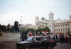 Magyarország, Budapest V., Kossuth Lajos tér, szemben az Igazságügyi Palota (ekkor Néprajzi Múzeum és az MSZMP Párttörténeti Intézete). Március 15-i megemlékezés és békés tüntetés a Parlament előtt., 1989, Marics Zoltán, színes, Lada-márka, tüntetés, VAZ 2103/2106, Budapest, rendszerváltás, Fortepan #131462