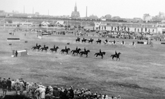 Magyarország, Budapest X., Albertirsai út, Mezőgazdasági kiállítás lovaspályája, rendőrkarusszel (a mai vásárváros területén)., 1930, Fortepan, akadályverseny, zászló, lovas, lovaglás, Budapest, néző, Fortepan #13147