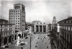 Italy, Brescia, Piazza della Vittoria, előtérben balra az Era fascista ("Bigio") című szobor (Arturo Dazzi, 1932.)., 1935, Orbán György, Fortepan #131473