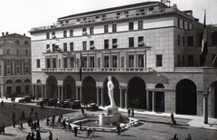 Italy, Brescia, Piazza della Vittoria, előtérben az Era fascista ("Bigio") című szobor (Arturo Dazzi, 1932.)., 1935, Orbán György, Fortepan #131477