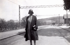 Hungary, Csömör, HÉV megálló., 1935, Paczolay család, hat, woman, train station, rails, catenary wire, Fortepan #131489