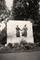 Hungary, Városmajor, Budapest XII., a Tábori vadászok első világháborús emlékműve (Kisfaludi Strobl Zsigmond, 1941.)., 1941, Paczolay család, wreath, handshake, Budapest, Fortepan #131500