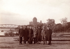 Hungary, Esztergom, Duna-part, a háttérben a Mária Valéria híd és a Bazilika., 1921, Paczolay család, bridge, priest, tableau, basilica, Danube, Fortepan #131535