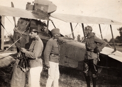 Albánia, Pflanzer-Baltin vezérezredes az albániai fronton tett szemleútja után beszélget Bendik József százados, tábori pilótával., 1918, Palotai Klára, első világháború, pilóta, repülőgép, Hansa-Brandenburg-márka, Fortepan #131694