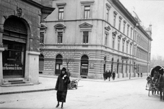 Magyarország, Szeged, Vár utca - Deák Ferenc utca kereszteződése., 1930, Fortepan, ló, szekér, utcakép, életkép, fogat, bunda, kézikocsi, hölgy, csárda, Fortepan #13175