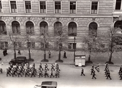 Németország, Berlin, a Mohrenstrasse 66. a Ritterschaftsbank (később minisztériumi épület) a Zietenplatz felől nézve., 1936, Palotai Klára, utcakép, horogkereszt, felvonulás, katonazenekar, automobil, madártávlat, dobos, Fortepan #131757