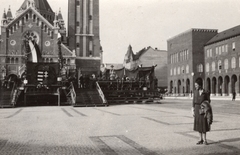 Magyarország, Szeged, Dóm tér, szemben a Fogadalmi templom., 1932, Palotai Klára, zászló, ünnepség, címer, nő, Fortepan #131806