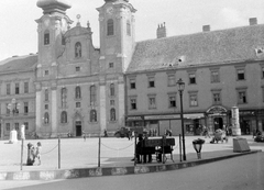 Magyarország, Győr, Széchenyi tér, Bencés templom, rendház., 1950, Gyöngyi, reklám, plakát, kút, hirdetőoszlop, üzletportál, kordé, gázlámpa, toronyóra, Fortepan #13184