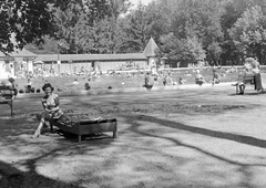 Hungary, Harkány, gyógyfürdő., 1958, Gyöngyi, beach, pool, garden furniture, Fortepan #13187