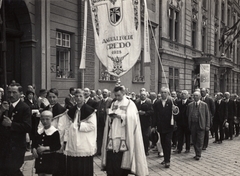 Hungary, Budapest I., Dísz tér, balra a Batthyány palota, mellette a Külügyminisztérium épülete., 1938, Új Ember hetilap, priest, procession, vestments, Budapest, Fortepan #131879