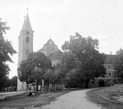 Magyarország, Máriagyűd, Siklós, (ekkor önálló, ma a város része), kegytemplom., 1958, Gyöngyi, templom, szobor, búcsú, zarándokhely, kolostor, Ferences rend, Fortepan #13188