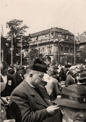 Magyarország, Budapest VI.,Budapest XIV., Hősök tere, a felvétel az Eucharisztikus Világkongresszus idején készült. Háttérben a Lendvay utca - Dózsa György út sarkán álló épület., 1938, Új Ember hetilap, pap, Budapest, Fortepan #131883