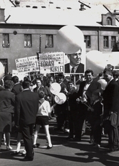 Magyarország, Pécs, Rákóczi út, május 1-i felvonulás résztvevői. Háttérben a Fürdő utca - Hal tér sarkán álló épület., 1968, Vámos Eszter, május 1, transzparens, Fortepan #131908