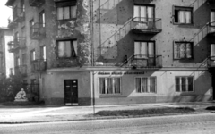 Magyarország, Budapest XIV., Thököly út 139., orvosi rendelő., 1952, Samodai József Zuglói Helytörténeti Műhely, Budapest, erkély, rendelő, szobor, háborús kár, golyónyom, bérház, Fortepan #131932