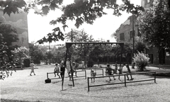 Magyarország, Budapest XIV., játszótér a Thököly út és Bosnyák utca talákozásánál., 1952, Samodai József Zuglói Helytörténeti Műhely, hinta, életkép, Budapest, Fortepan #131936