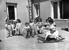 Magyarország, Budapest XIV., Bácskai utca 17/a, bölcsőde., 1953, Samodai József Zuglói Helytörténeti Műhely, Budapest, bölcsőde, hintaló, Fortepan #131940