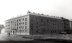 Magyarország, Budapest XIV., Szobránc utca 6-8. - Jurisich Miklós utca sarok, építőipari dolgozók 600 személyes munkásszállója., 1953, Samodai József Zuglói Helytörténeti Műhely, szocreál, Budapest, munkásszálló, Fortepan #131942