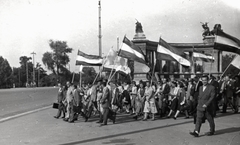 Magyarország, Budapest XIV., Hősök tere, béke-nagygyűlésre vonulók csoportja., 1954, Samodai József Zuglói Helytörténeti Műhely, Budapest, zászló, felvonulás, Fortepan #131946