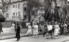 Magyarország, Budapest XIV., Thököly út, május 1-i felvonulók, háttérben 144.számú ház., 1955, Samodai József Zuglói Helytörténeti Műhely, felirat, felvonulás, május 1, népviselet, májusfa, Budapest, Fortepan #131961