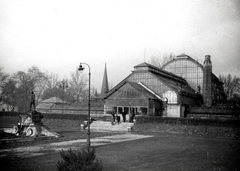 Magyarország, Városliget,Állatkert, Budapest XIV., Pálmaház, előtte a cro-magnoni előember szobra (később az új Majomház kijáratánál került felállításra)., 1955, Samodai József Zuglói Helytörténeti Műhely, Budapest, üvegház, szobor, Fortepan #131971