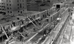 Magyarország, Budapest XIV., Bánki Donát utca a Róna utcánál., 1957, Samodai József Zuglói Helytörténeti Műhely, Budapest, munkás, építkezés, habarcsláda, Fortepan #131979