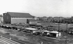 Magyarország, Budapest XIV., Bosnyák tér, piac, balra a Páduai Szent Antal-templom., 1957, Samodai József Zuglói Helytörténeti Műhely, Budapest, sínpálya, pavilon, pocsolya, lovaskocsi, árus, Fortepan #131985