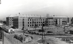 Magyarország, Budapest XIV., az előtérben a Várna utca a Mogyoródi út felé nézve. Épülő munkásszállók., 1957, Samodai József Zuglói Helytörténeti Műhely, Budapest, építőanyag, építkezés, Fortepan #131993