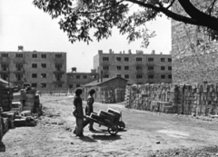 Magyarország, Budapest XIV., Kaffka Margit utca, szemben balra az épülő Fogarasi park 1., szemben jobbra az épülő Fogarasi út 49., jobb szélen a Kaffka Margit utca 54., 1960, Samodai József Zuglói Helytörténeti Műhely, Budapest, talicska, építkezés, építőanyag, Fortepan #132006